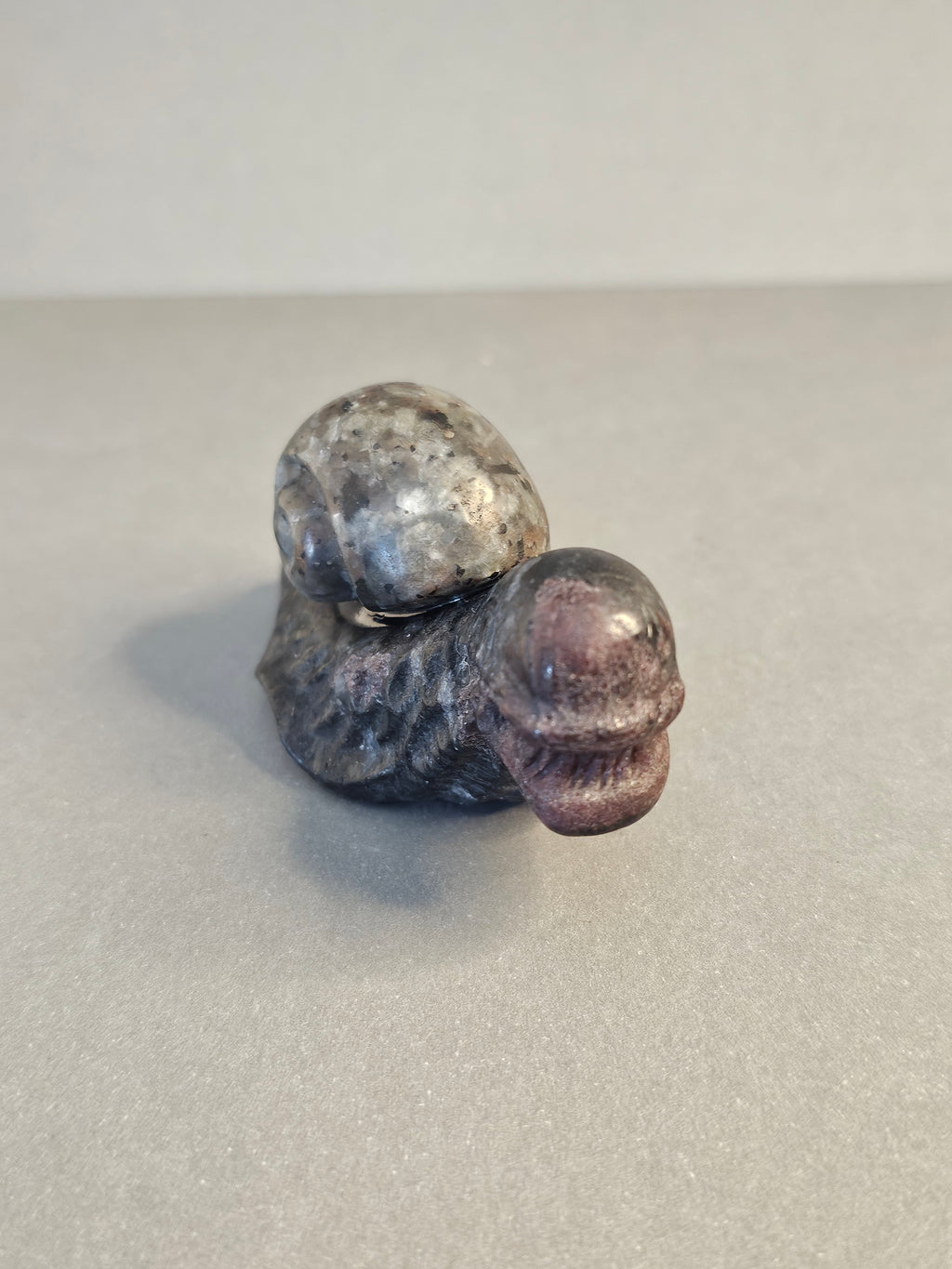 Xenomorph Alien Skull – Garnet Arfvedsonite with Emberlite Shell | 1.5 Inches