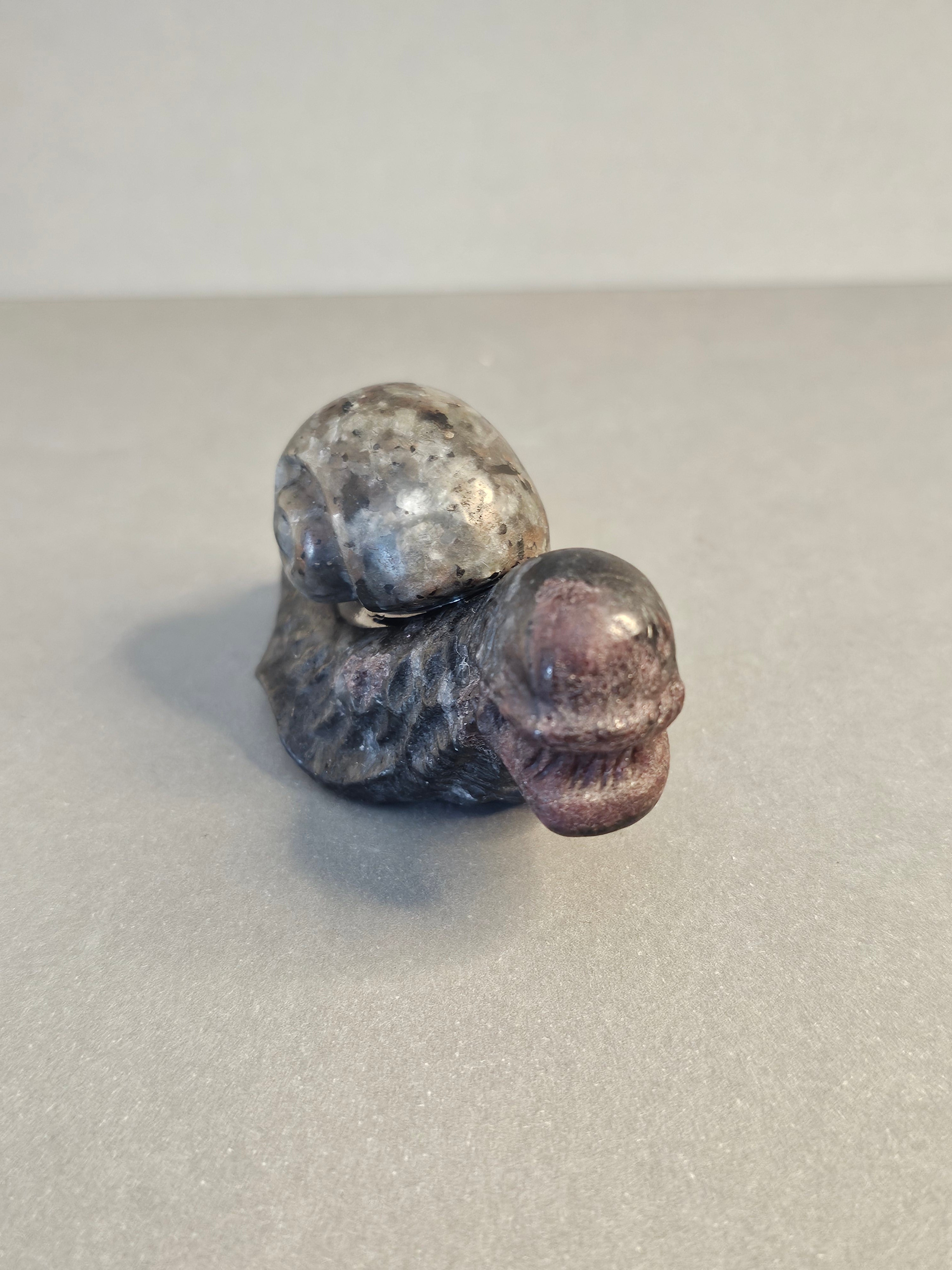 Xenomorph Alien Skull – Garnet Arfvedsonite with Emberlite Shell | 1.5 Inches