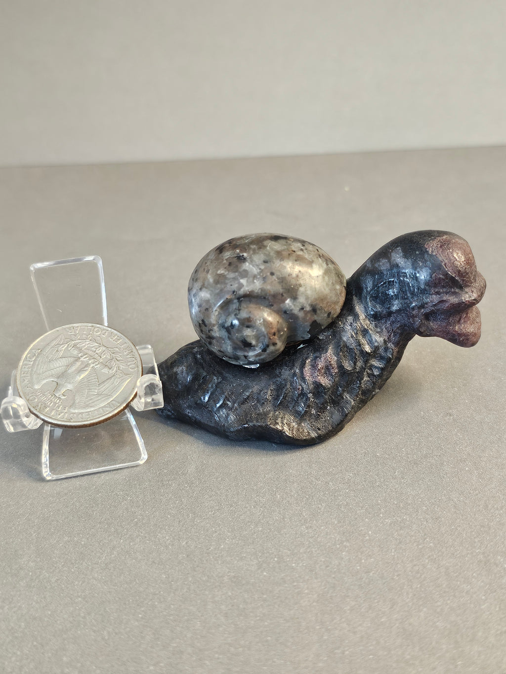 Xenomorph Alien Skull – Garnet Arfvedsonite with Emberlite Shell | 1.5 Inches