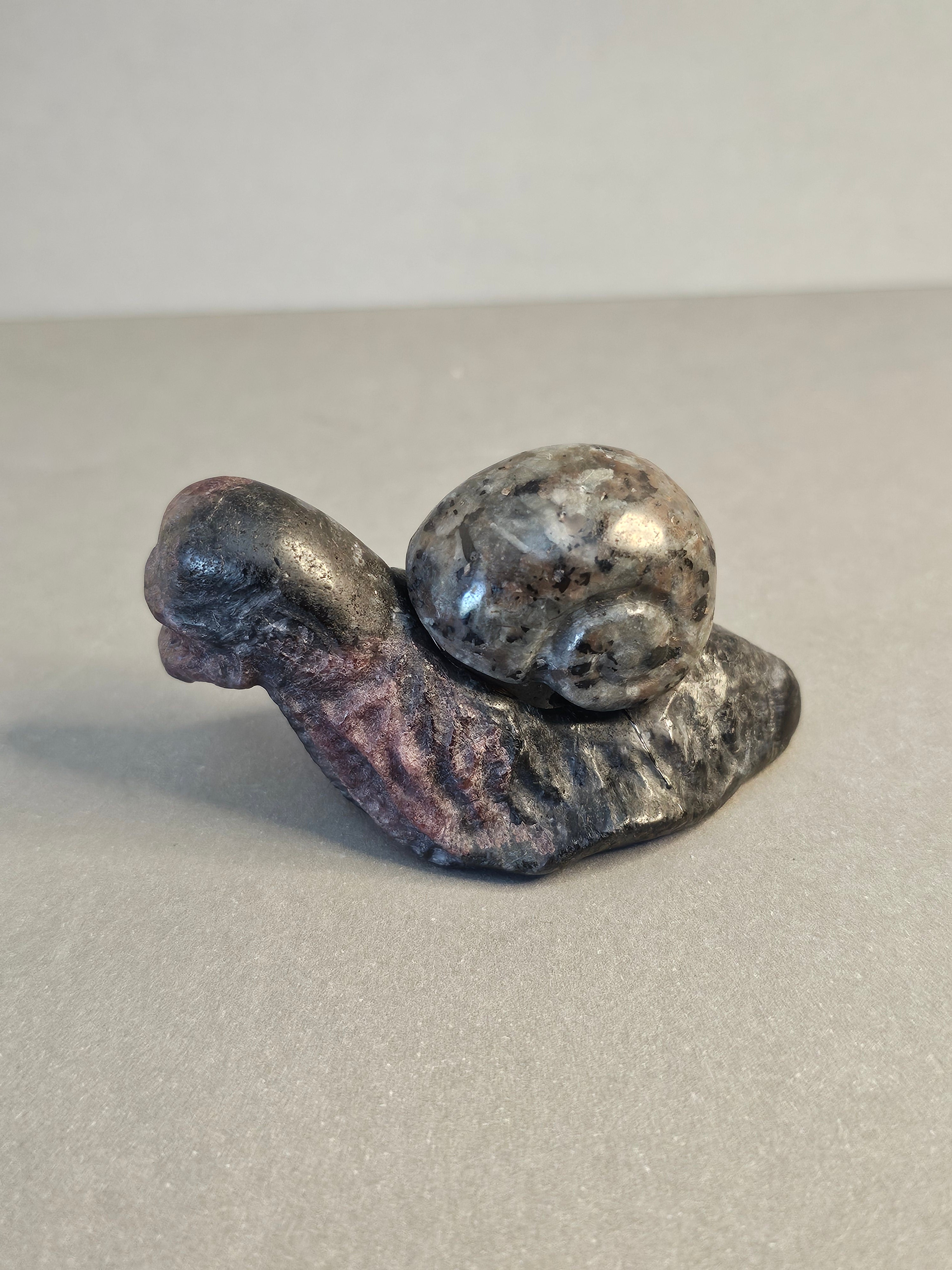 Xenomorph Alien Skull – Garnet Arfvedsonite with Emberlite Shell | 1.5 Inches