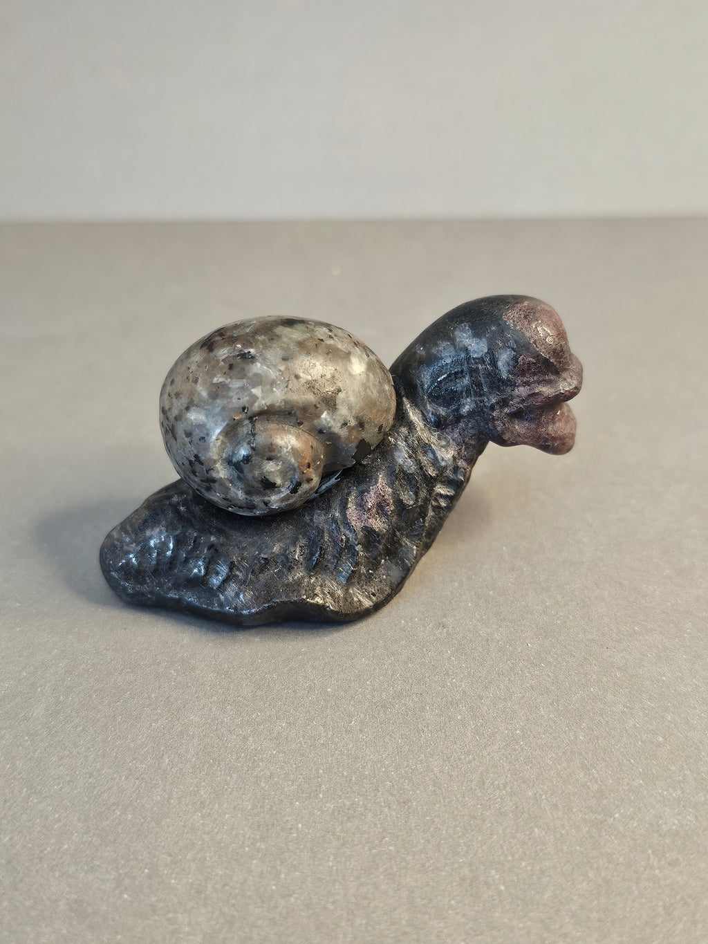 Xenomorph Alien Skull – Garnet Arfvedsonite with Emberlite Shell | 1.5 Inches
