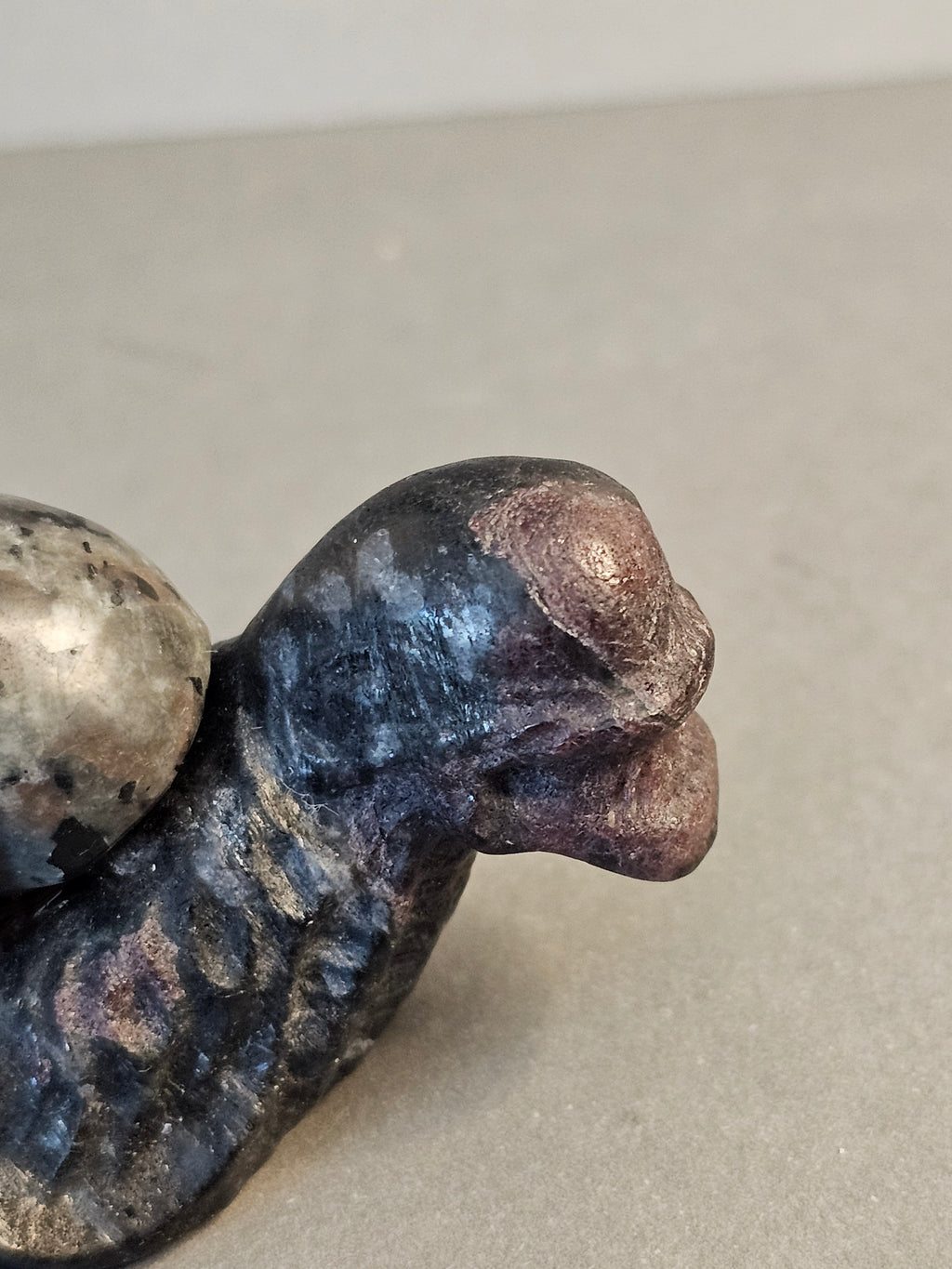 Xenomorph Alien Skull – Garnet Arfvedsonite with Emberlite Shell | 1.5 Inches