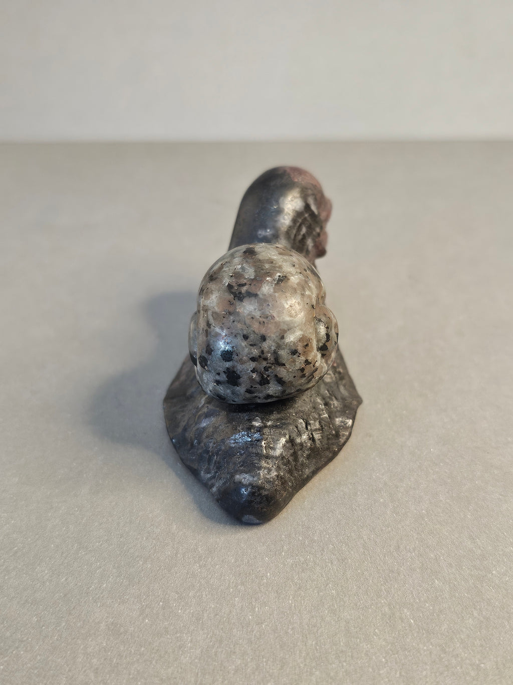 Xenomorph Alien Skull – Garnet Arfvedsonite with Emberlite Shell | 1.5 Inches
