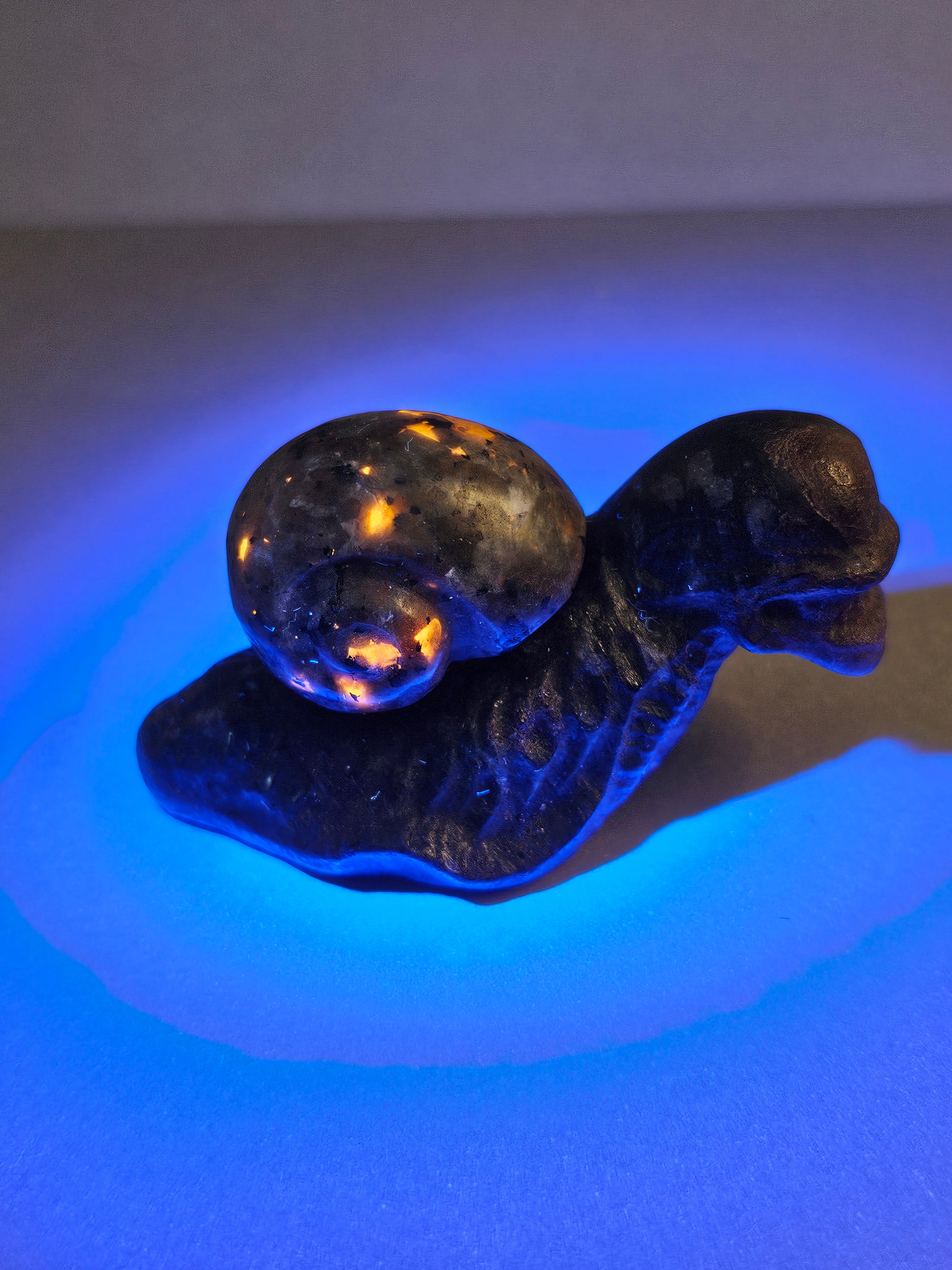 Xenomorph Alien Skull – Garnet Arfvedsonite with Emberlite Shell | 1.5 Inches